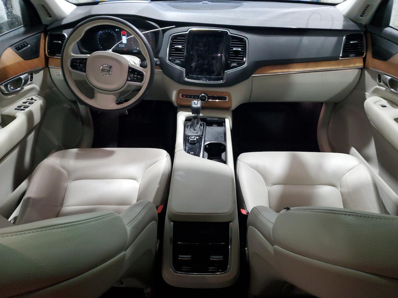 Автомобіль VOLVO XC90 T6 MOMENTUM 2022 | GrandCar Автомобіль VOLVO XC90 T6 MOMENTUM 2022 | GrandCar