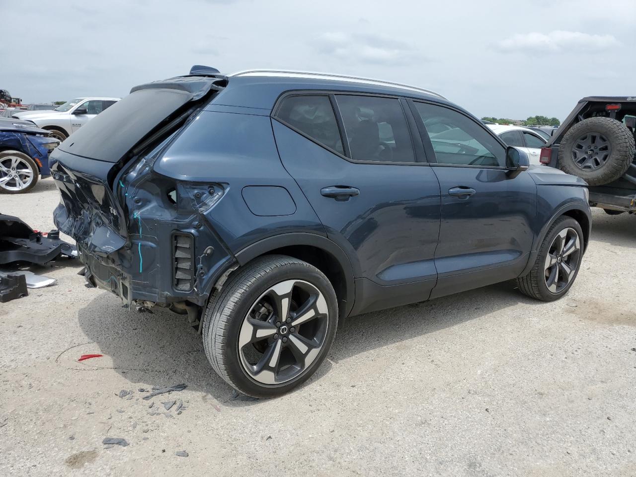 Автомобіль VOLVO XC40 T4 MOMENTUM 2021 | GrandCar Автомобіль VOLVO XC40 T4 MOMENTUM 2021 | GrandCar