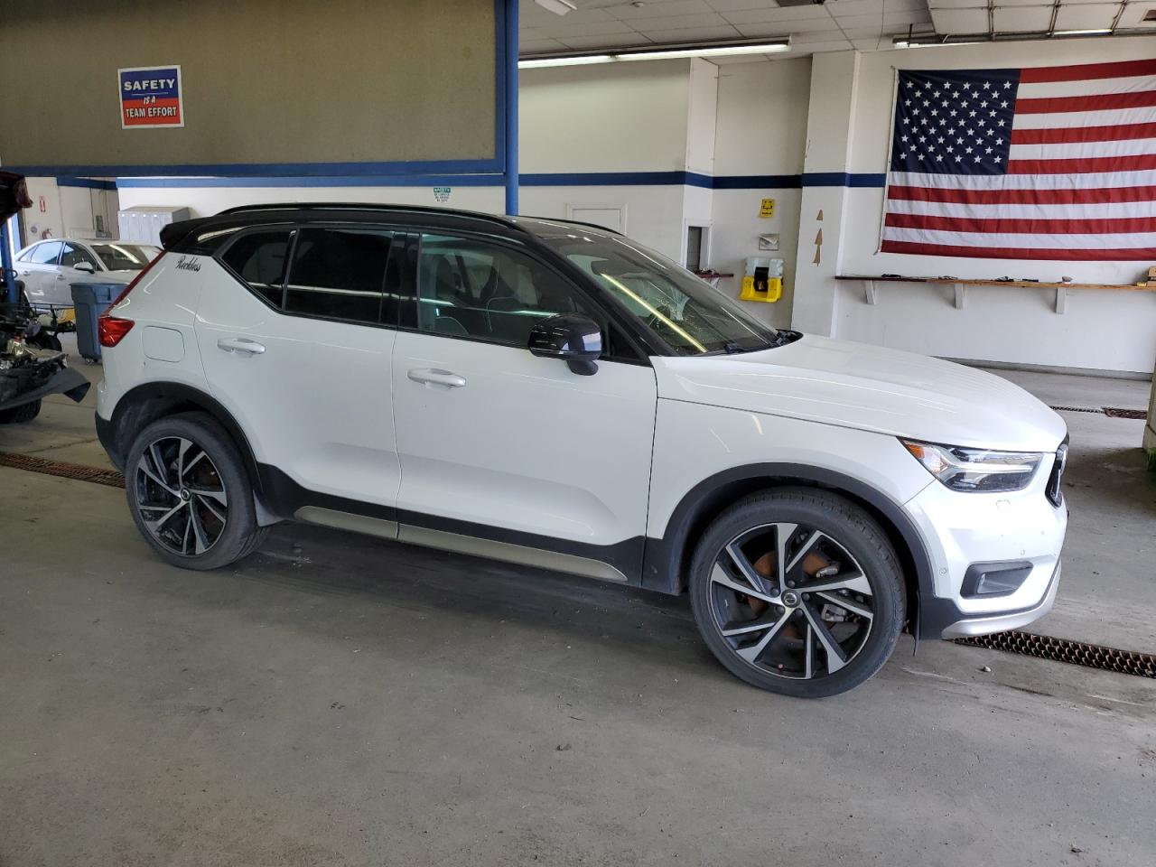 Автомобиль VOLVO XC40 T5 R-DESIGN 2020 | GrandCar Автомобиль VOLVO XC40 T5 R-DESIGN 2020 | GrandCar