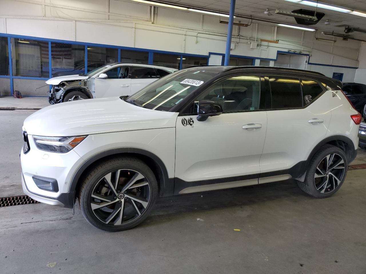 Автомобиль VOLVO XC40 T5 R-DESIGN 2020 | GrandCar