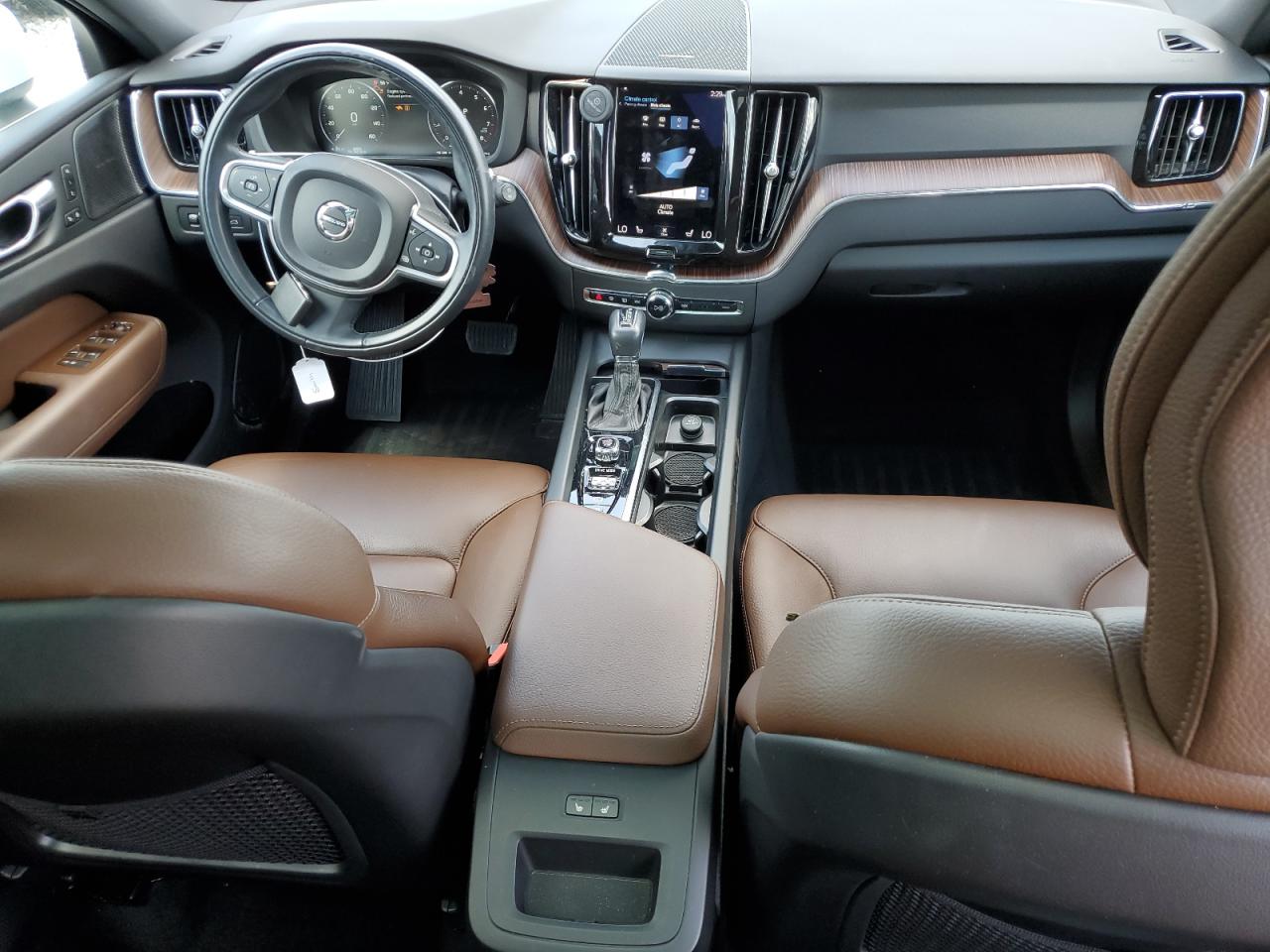 Автомобіль VOLVO XC60 T6 MOMENTUM 2021 | GrandCar Автомобіль VOLVO XC60 T6 MOMENTUM 2021 | GrandCar