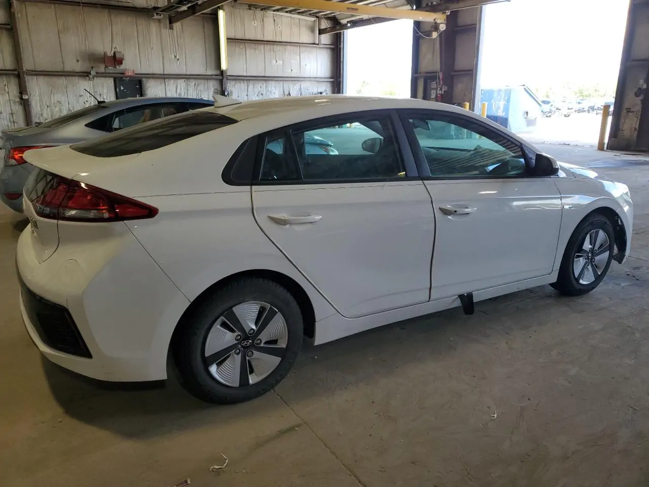 Автомобиль HYUNDAI IONIQ BLUE 2018 | GrandCar Автомобиль HYUNDAI IONIQ BLUE 2018 | GrandCar