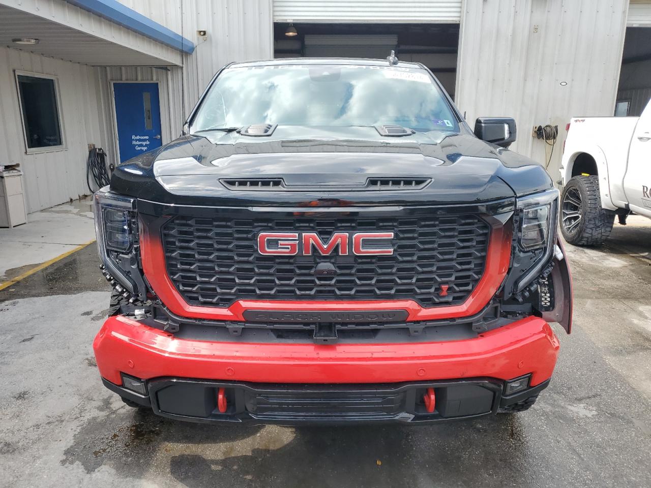 Автомобіль GMC SIERRA K1500 AT4 2022 | GrandCar Автомобіль GMC SIERRA K1500 AT4 2022 | GrandCar