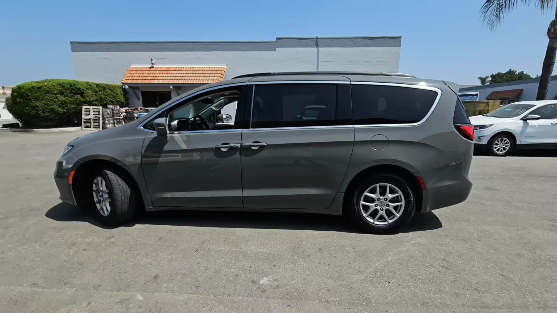 Автомобиль Chrysler Pacifica Touring 2022 | GrandCar Автомобиль Chrysler Pacifica Touring 2022 | GrandCar
