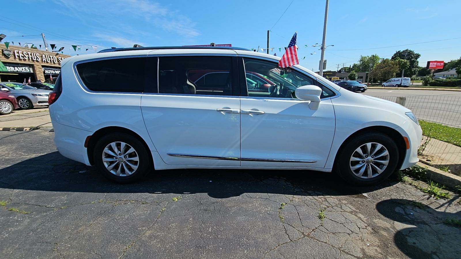 Автомобиль Chrysler Pacifica Touring L 2019 | GrandCar Автомобиль Chrysler Pacifica Touring L 2019 | GrandCar
