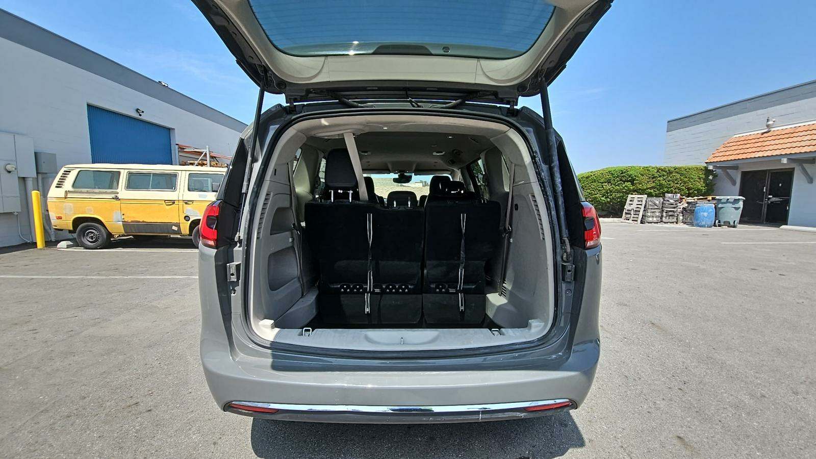 Автомобиль Chrysler Pacifica Touring 2022 | GrandCar Автомобиль Chrysler Pacifica Touring 2022 | GrandCar