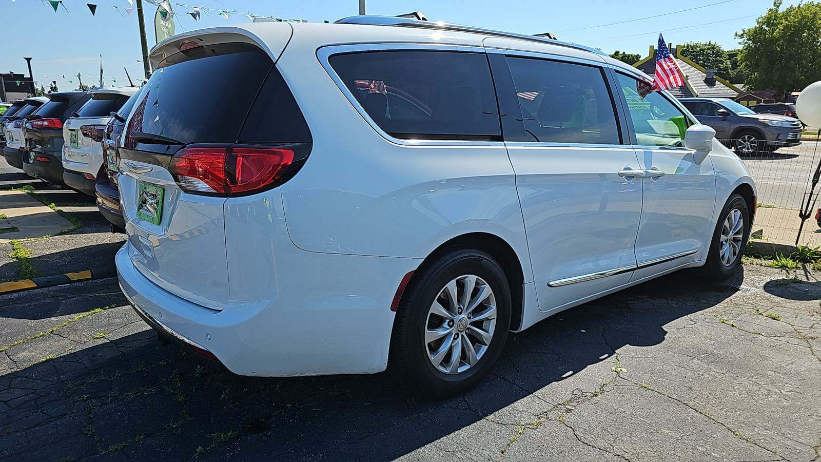 Автомобиль Chrysler Pacifica Touring L 2019 | GrandCar Автомобиль Chrysler Pacifica Touring L 2019 | GrandCar