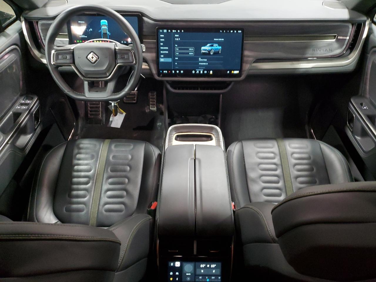Автомобиль RIVIAN R1T ADVENTURE 2022 | GrandCar Автомобиль RIVIAN R1T ADVENTURE 2022 | GrandCar