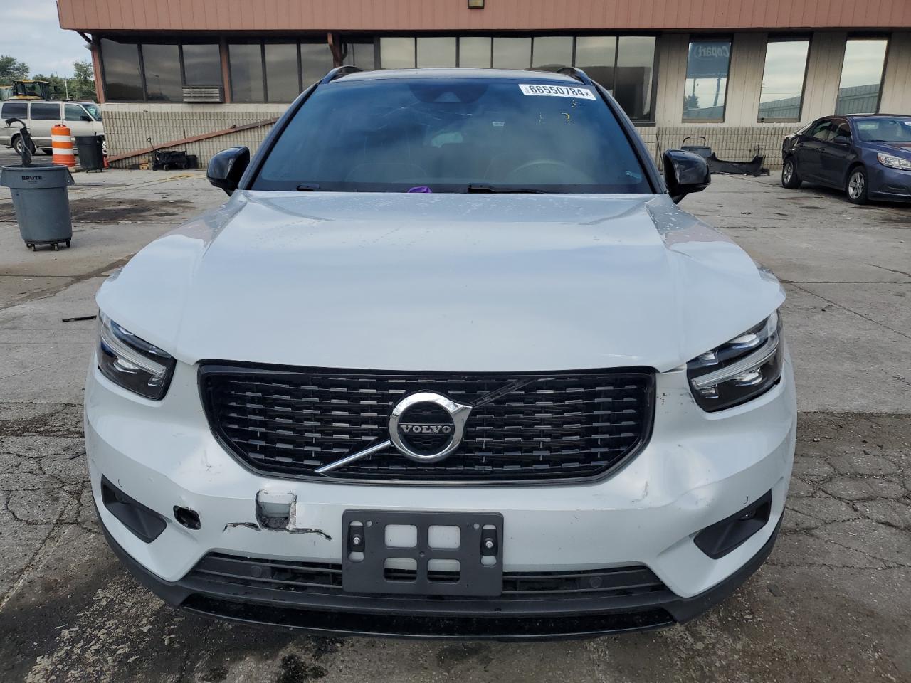 Автомобиль VOLVO XC40 T5 R-DESIGN 2020 | GrandCar Автомобиль VOLVO XC40 T5 R-DESIGN 2020 | GrandCar