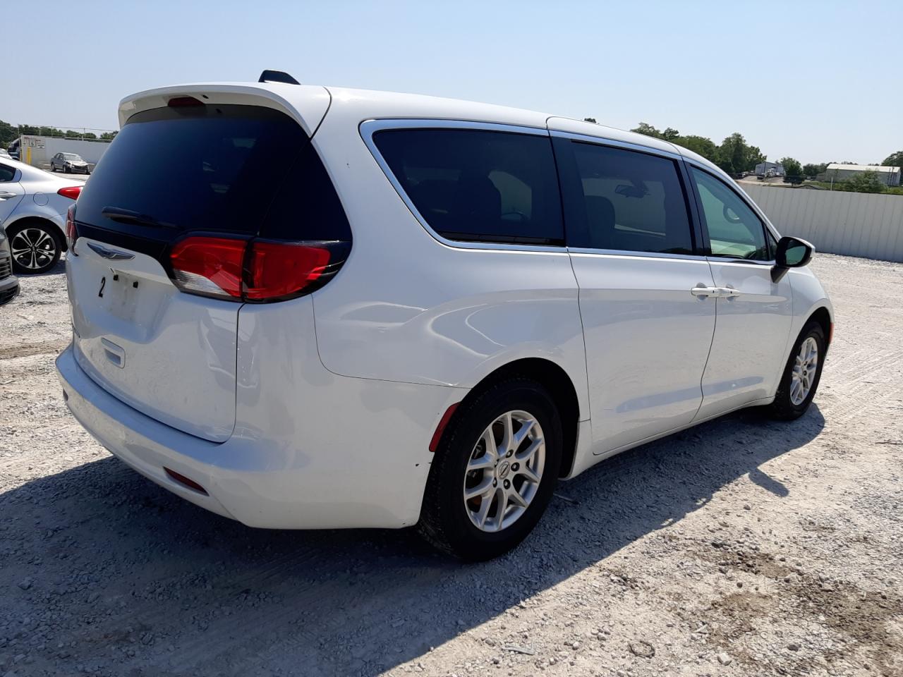 Автомобиль CHRYSLER VOYAGER LX 2022 | GrandCar Автомобиль CHRYSLER VOYAGER LX 2022 | GrandCar