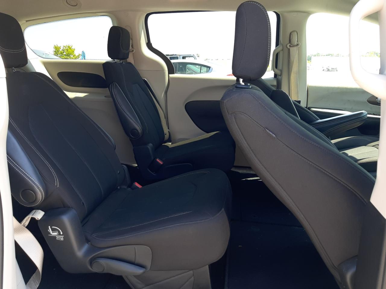 Автомобиль CHRYSLER VOYAGER LX 2022 | GrandCar Автомобиль CHRYSLER VOYAGER LX 2022 | GrandCar