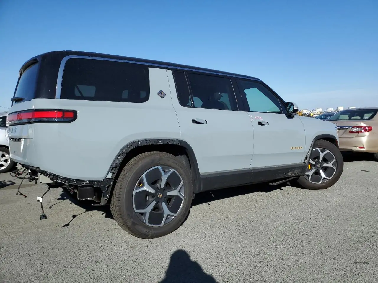 Автомобиль RIVIAN R1S ADVENTURE 2024 | GrandCar Автомобиль RIVIAN R1S ADVENTURE 2024 | GrandCar