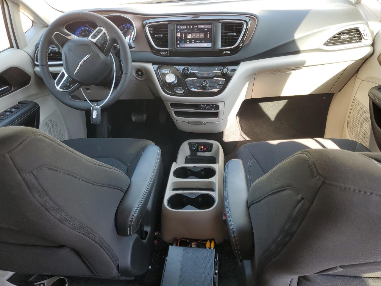 Автомобиль CHRYSLER VOYAGER LX 2023 | GrandCar Автомобиль CHRYSLER VOYAGER LX 2023 | GrandCar