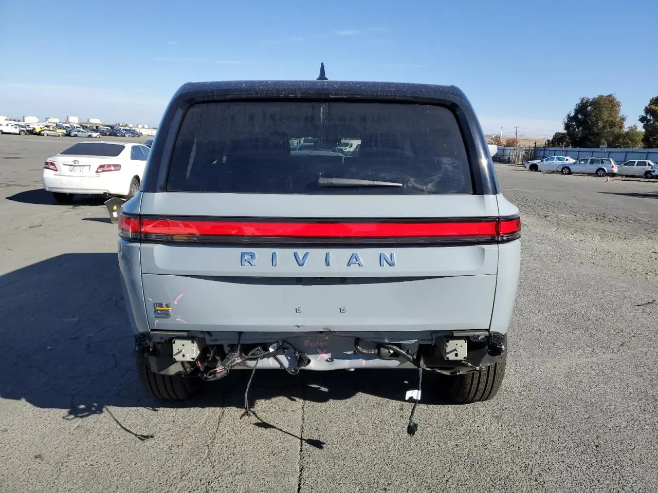 Автомобиль RIVIAN R1S ADVENTURE 2024 | GrandCar Автомобиль RIVIAN R1S ADVENTURE 2024 | GrandCar