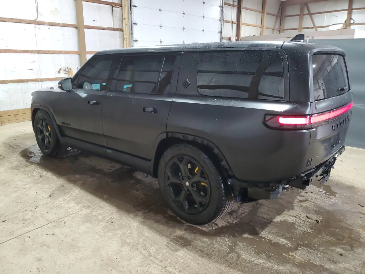 Автомобиль RIVIAN R1S ADVENTURE 2023 | GrandCar Автомобиль RIVIAN R1S ADVENTURE 2023 | GrandCar
