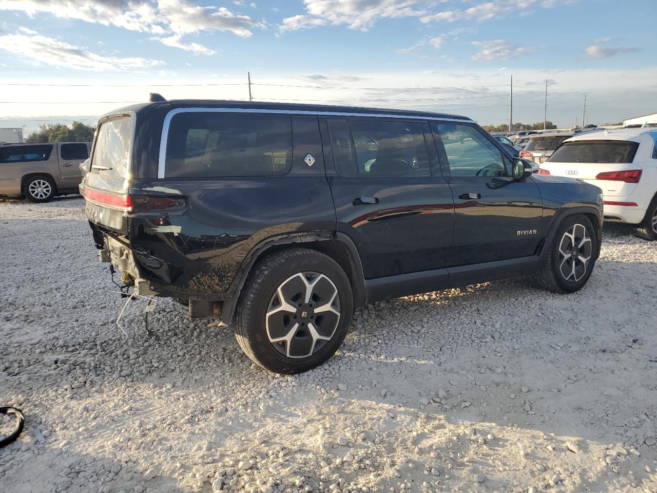 Автомобиль RIVIAN R1S ADVENTURE 2023 | GrandCar Автомобиль RIVIAN R1S ADVENTURE 2023 | GrandCar