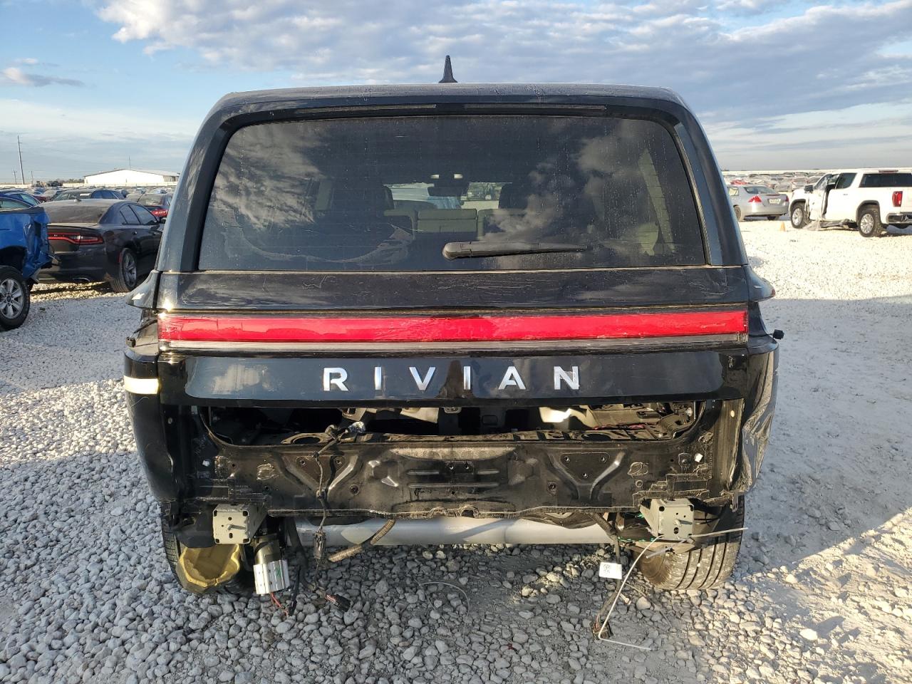 Автомобиль RIVIAN R1S ADVENTURE 2023 | GrandCar Автомобиль RIVIAN R1S ADVENTURE 2023 | GrandCar