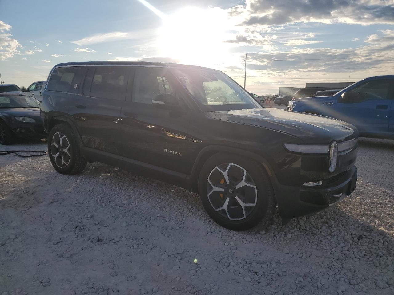 Автомобиль RIVIAN R1S ADVENTURE 2023 | GrandCar Автомобиль RIVIAN R1S ADVENTURE 2023 | GrandCar