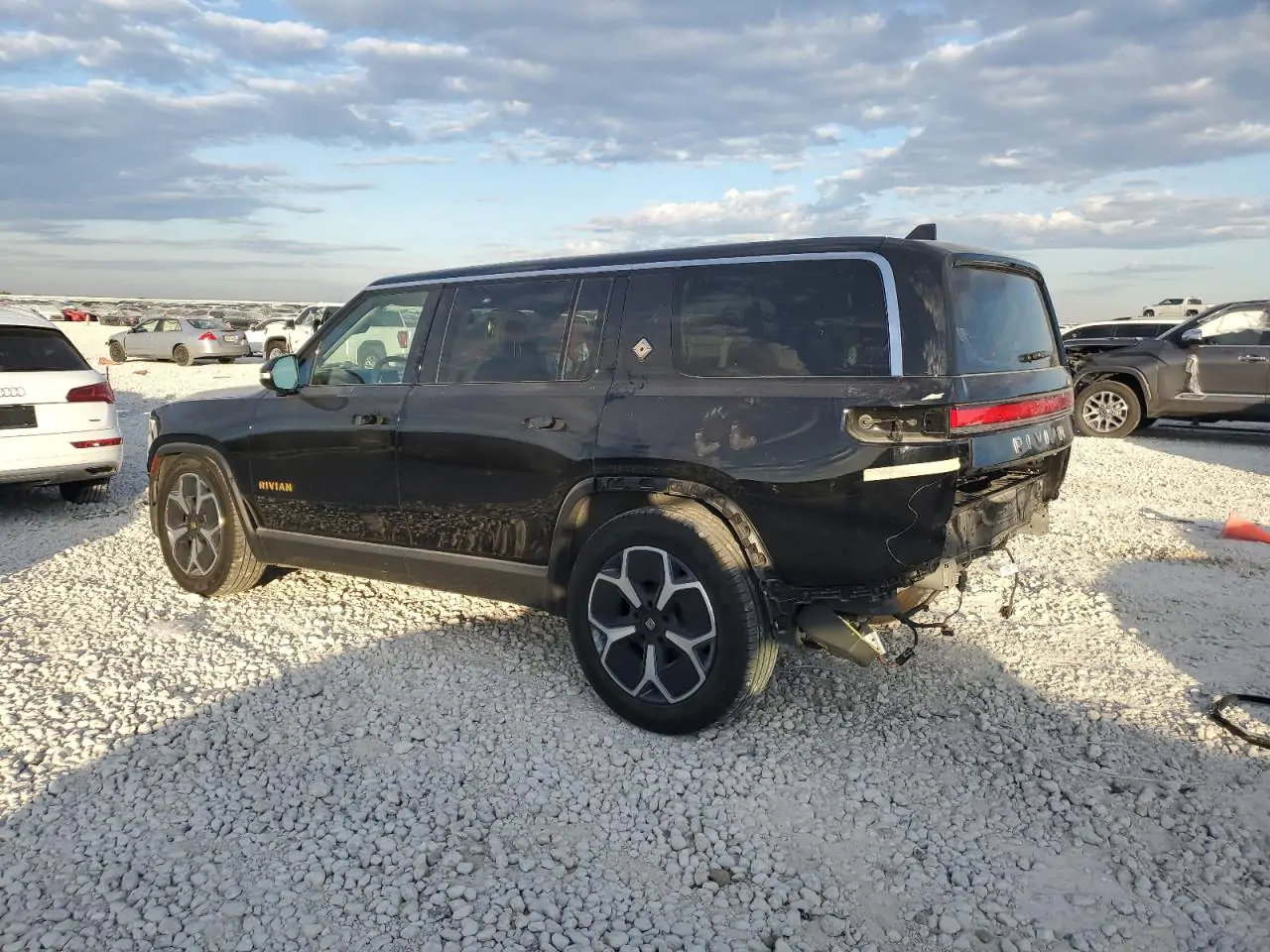 Автомобиль RIVIAN R1S ADVENTURE 2023 | GrandCar Автомобиль RIVIAN R1S ADVENTURE 2023 | GrandCar