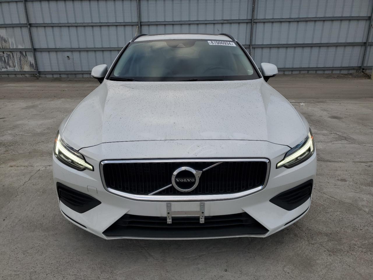 Автомобиль VOLVO V60 T5 MOMENTUM 2020 | GrandCar Автомобиль VOLVO V60 T5 MOMENTUM 2020 | GrandCar