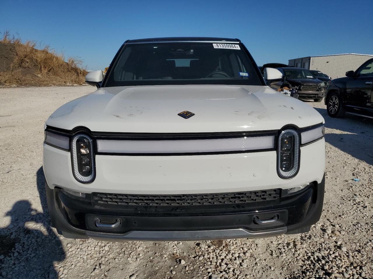 Автомобиль RIVIAN R1S ADVENTURE 2023 | GrandCar Автомобиль RIVIAN R1S ADVENTURE 2023 | GrandCar