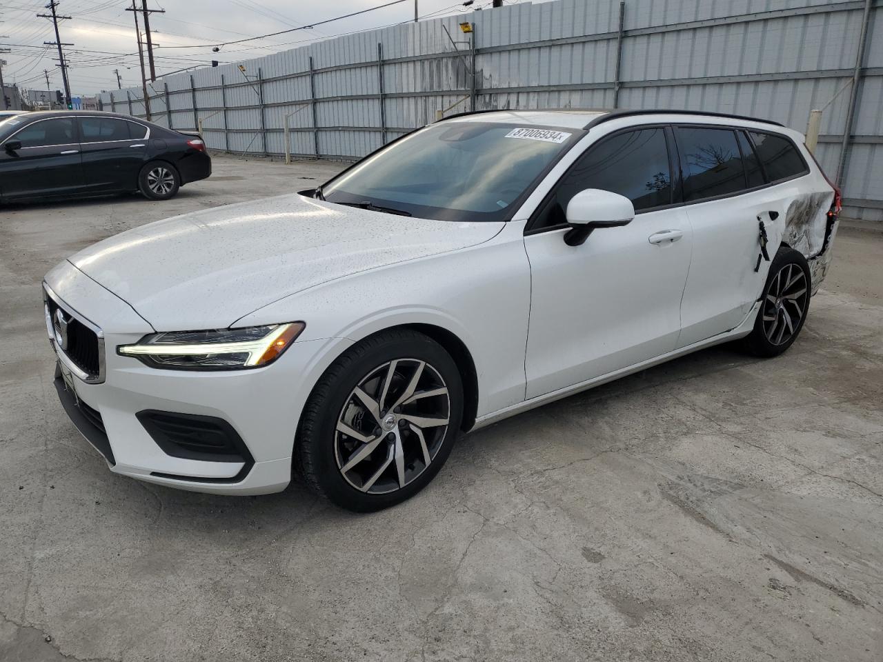 Автомобиль VOLVO V60 T5 MOMENTUM 2020 | GrandCar Автомобиль VOLVO V60 T5 MOMENTUM 2020 | GrandCar