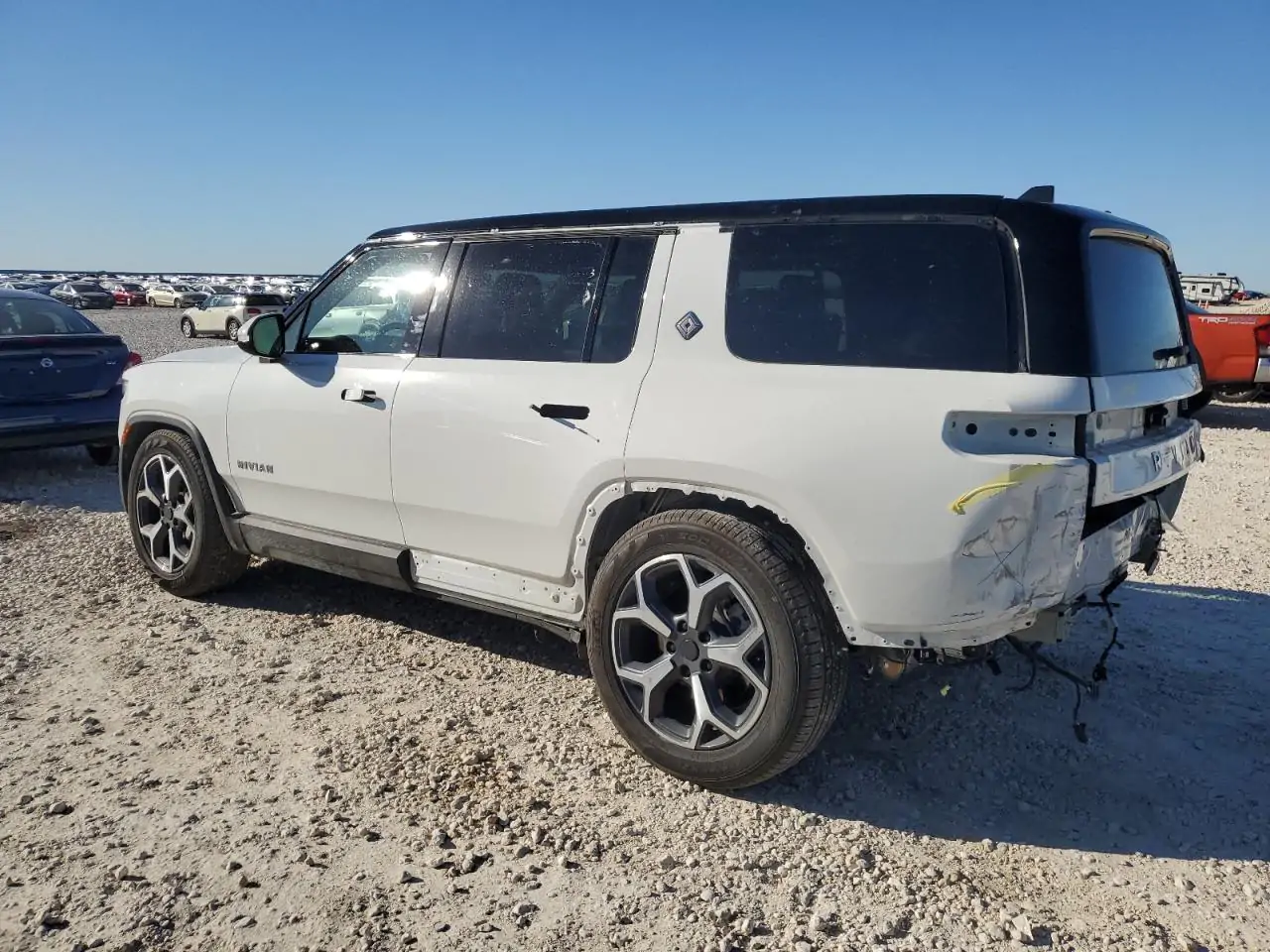 Автомобиль RIVIAN R1S ADVENTURE 2023 | GrandCar Автомобиль RIVIAN R1S ADVENTURE 2023 | GrandCar
