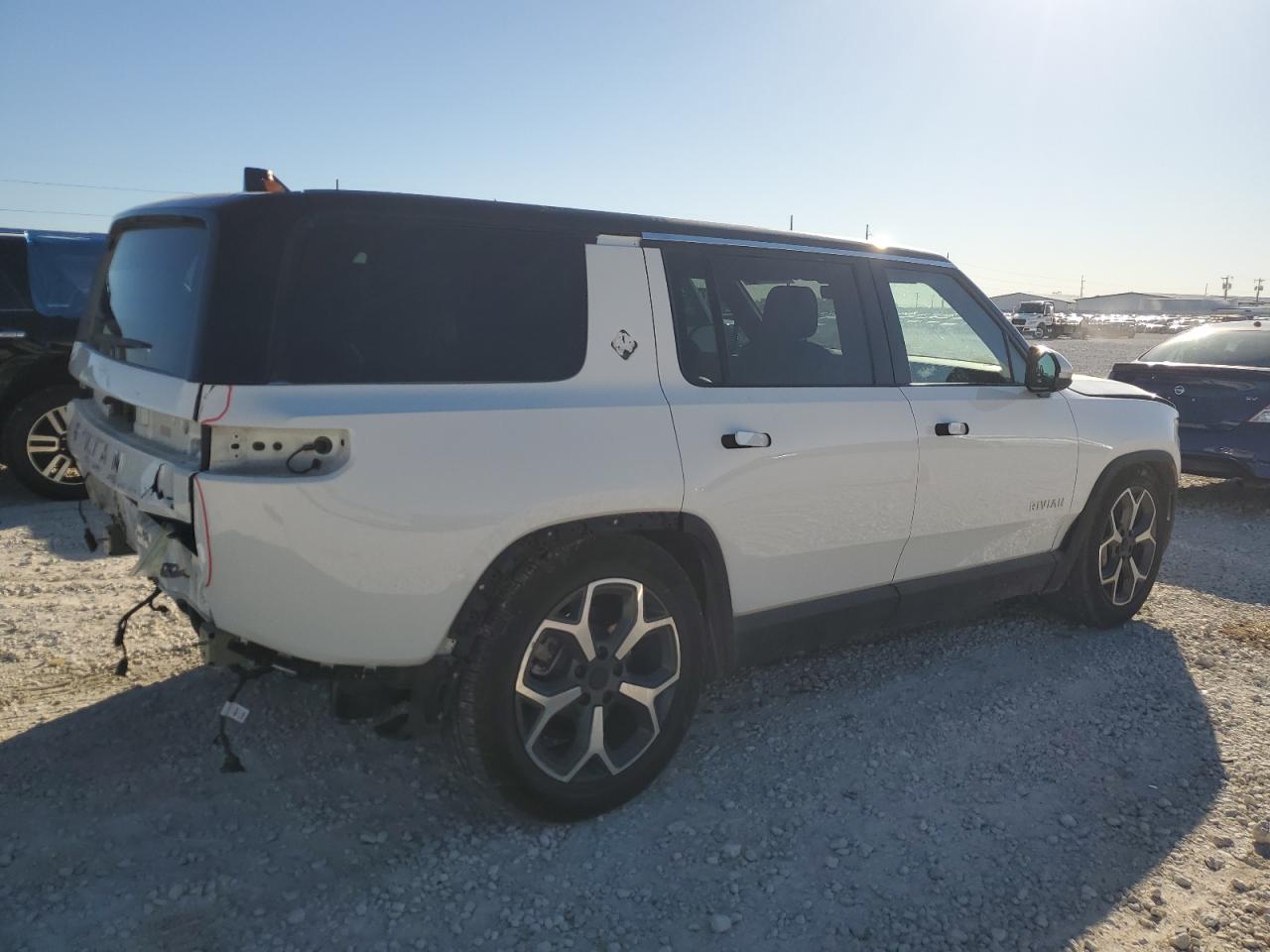 Автомобиль RIVIAN R1S ADVENTURE 2023 | GrandCar Автомобиль RIVIAN R1S ADVENTURE 2023 | GrandCar