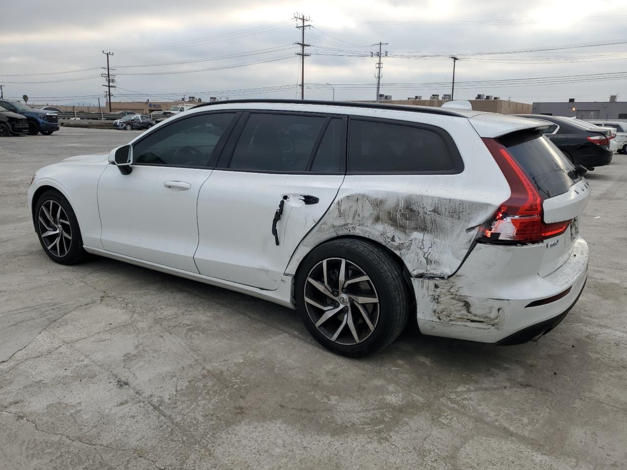 Автомобиль VOLVO V60 T5 MOMENTUM 2020 | GrandCar Автомобиль VOLVO V60 T5 MOMENTUM 2020 | GrandCar