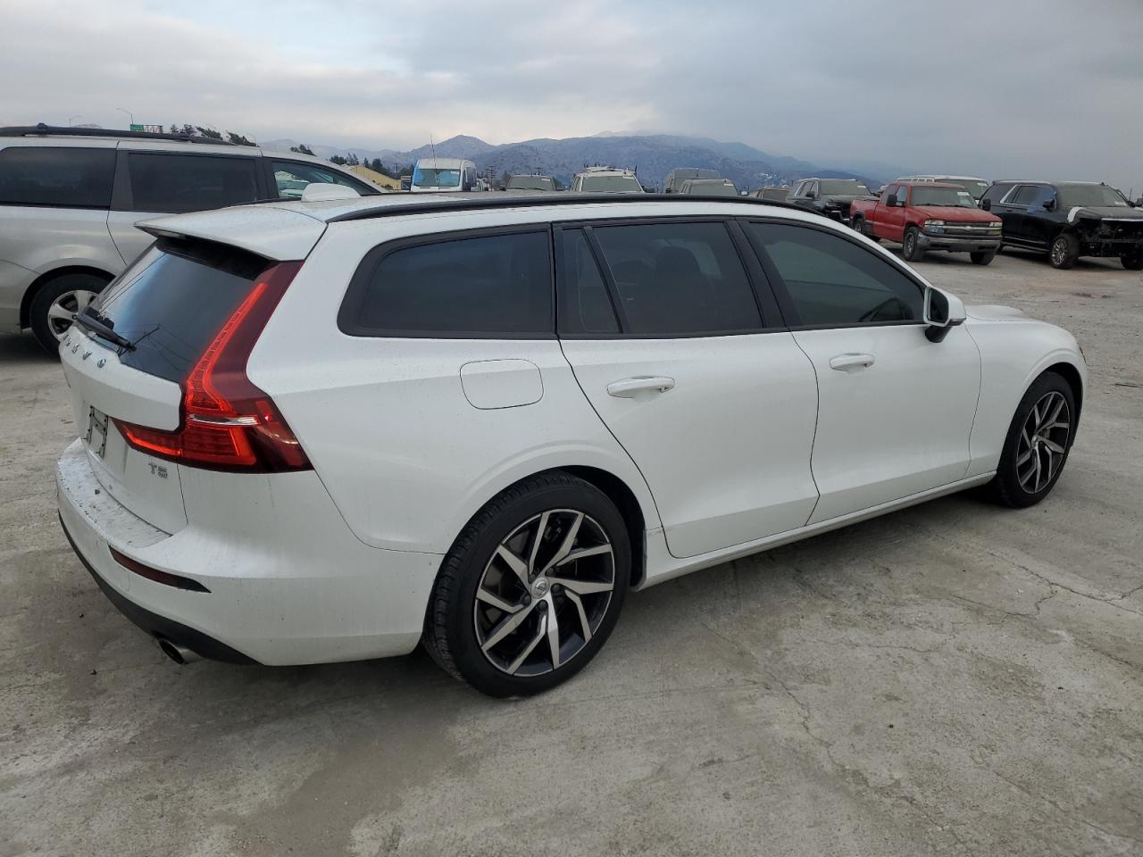 Автомобиль VOLVO V60 T5 MOMENTUM 2020 | GrandCar Автомобиль VOLVO V60 T5 MOMENTUM 2020 | GrandCar