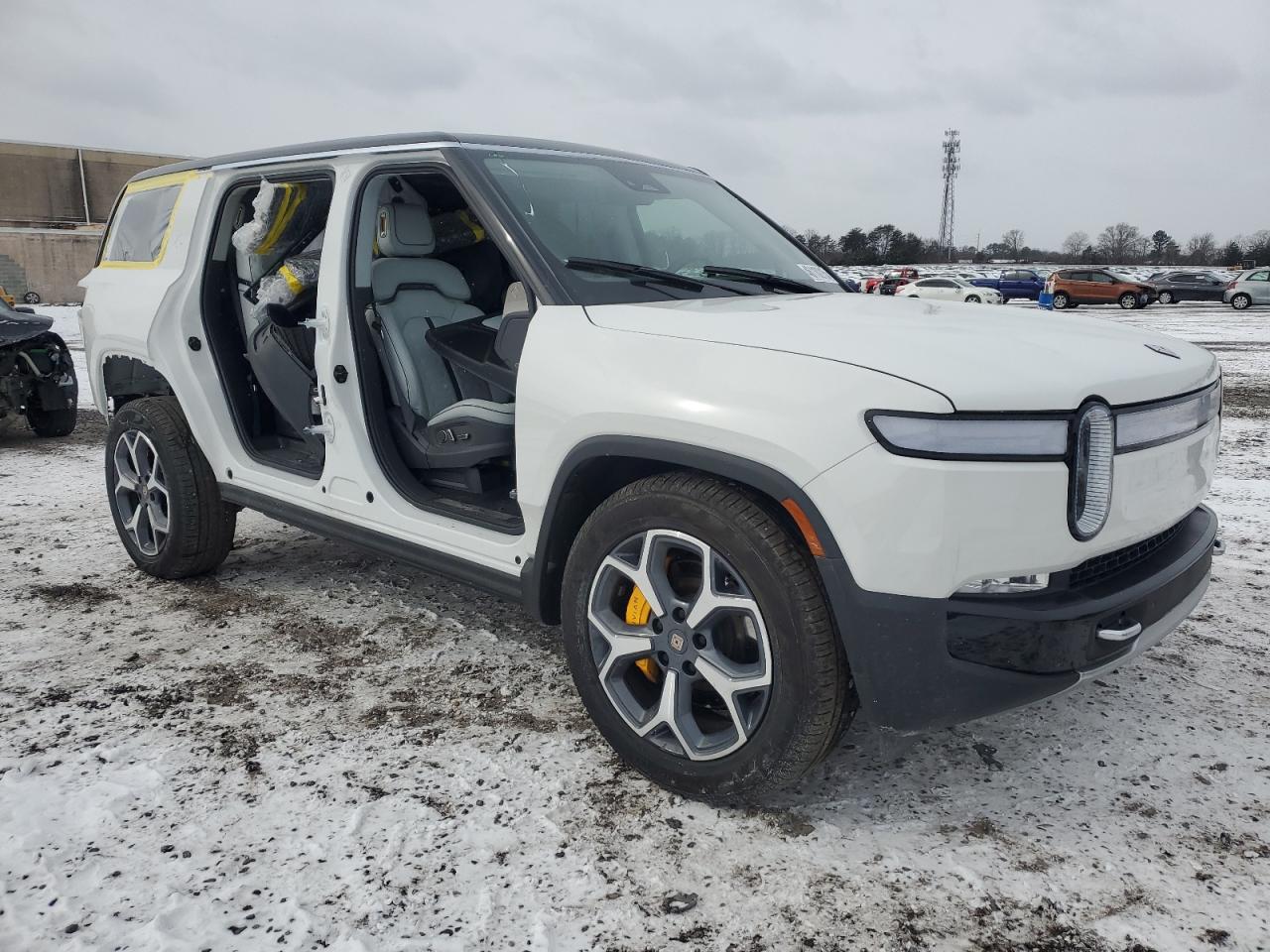 Автомобиль RIVIAN R1S ADVENTURE 2023 | GrandCar Автомобиль RIVIAN R1S ADVENTURE 2023 | GrandCar