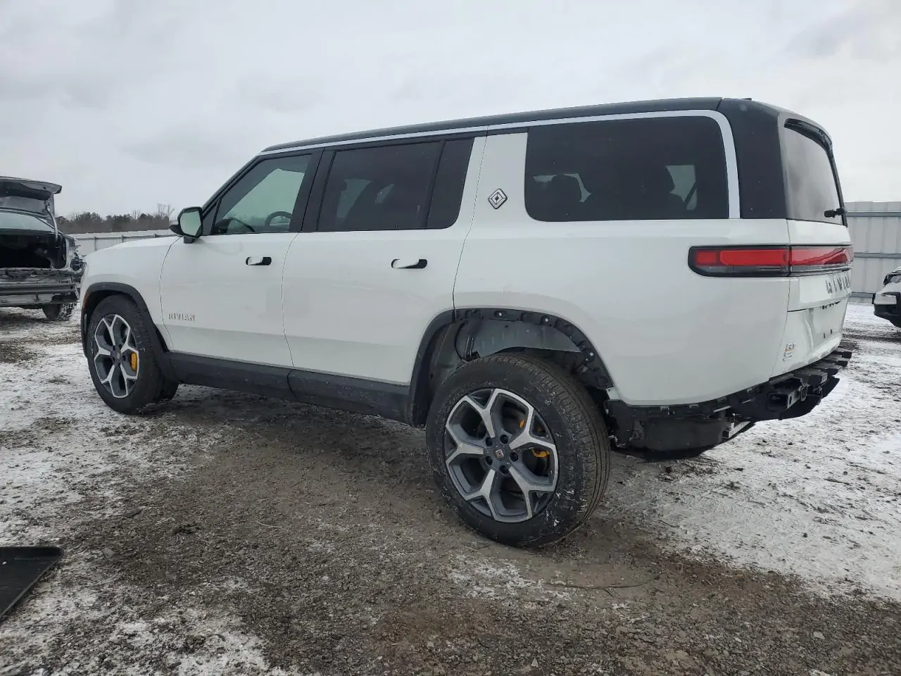 Автомобиль RIVIAN R1S ADVENTURE 2023 | GrandCar Автомобиль RIVIAN R1S ADVENTURE 2023 | GrandCar