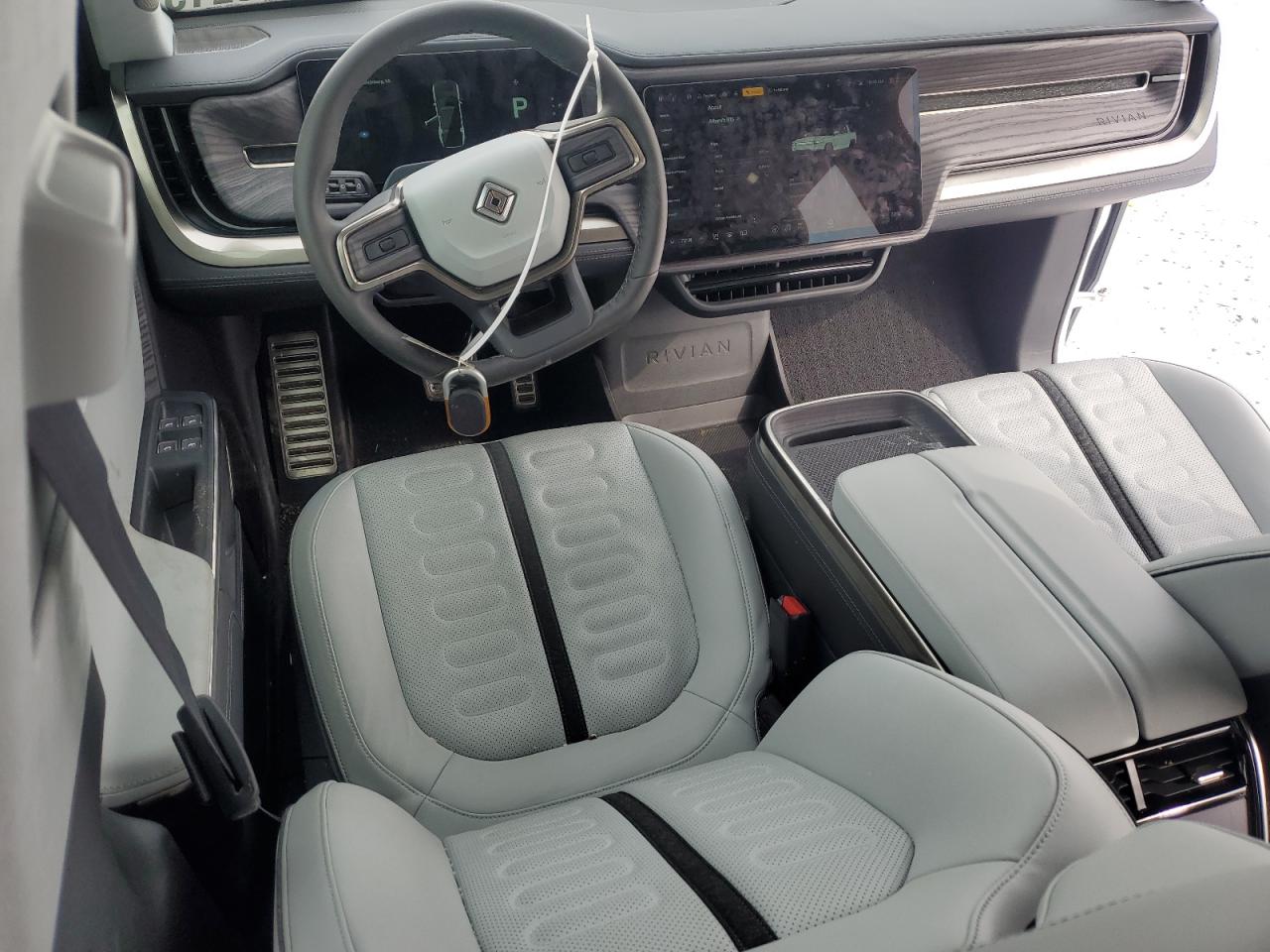 Автомобиль RIVIAN R1S ADVENTURE 2023 | GrandCar Автомобиль RIVIAN R1S ADVENTURE 2023 | GrandCar