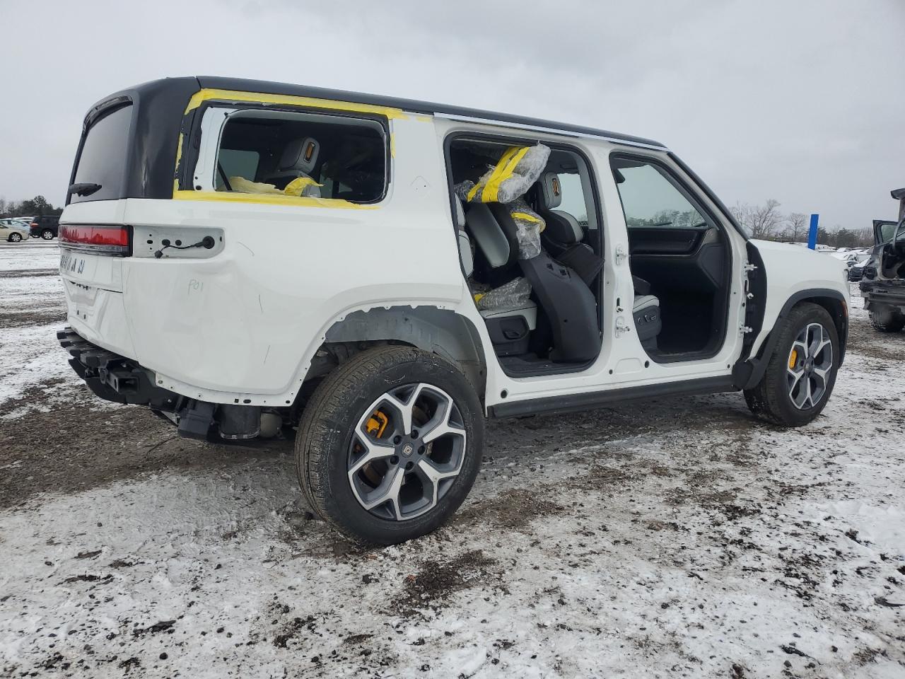 Автомобиль RIVIAN R1S ADVENTURE 2023 | GrandCar Автомобиль RIVIAN R1S ADVENTURE 2023 | GrandCar
