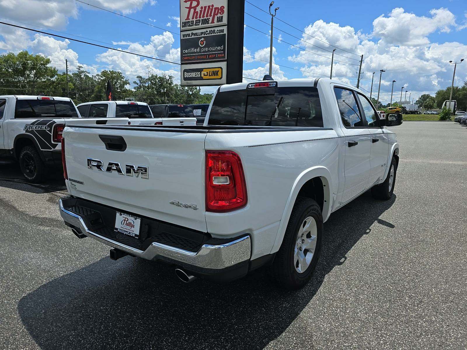 Автомобиль Ram 1500 Big Horn Crew Cab Short Bed 2025 | GrandCar Автомобиль Ram 1500 Big Horn Crew Cab Short Bed 2025 | GrandCar