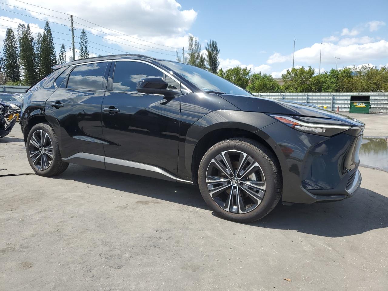 Автомобиль TOYOTA BZ4X XLE 2024 | GrandCar Автомобиль TOYOTA BZ4X XLE 2024 | GrandCar