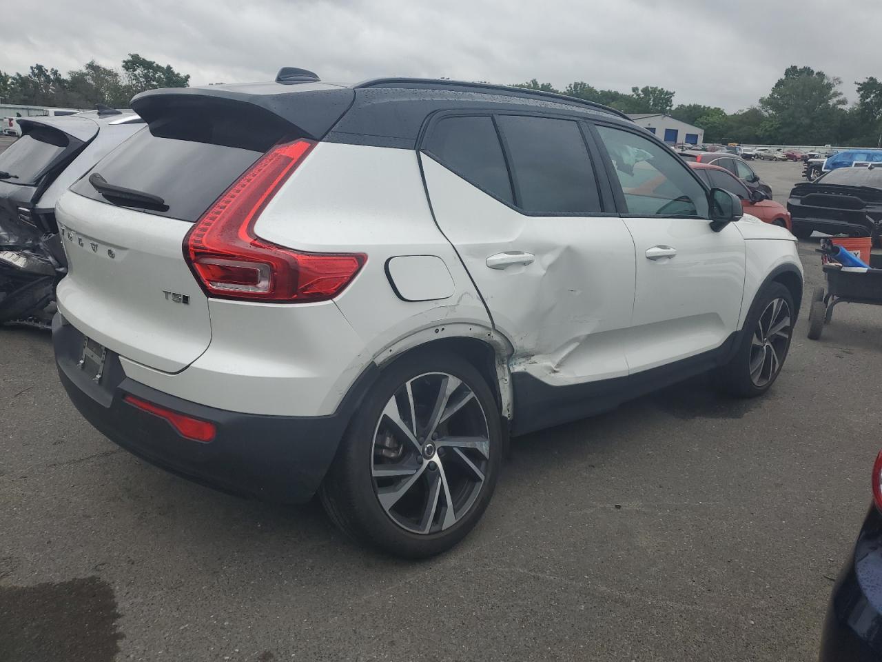 Автомобіль VOLVO XC40 T5 R-DESIGN 2022 | GrandCar Автомобіль VOLVO XC40 T5 R-DESIGN 2022 | GrandCar
