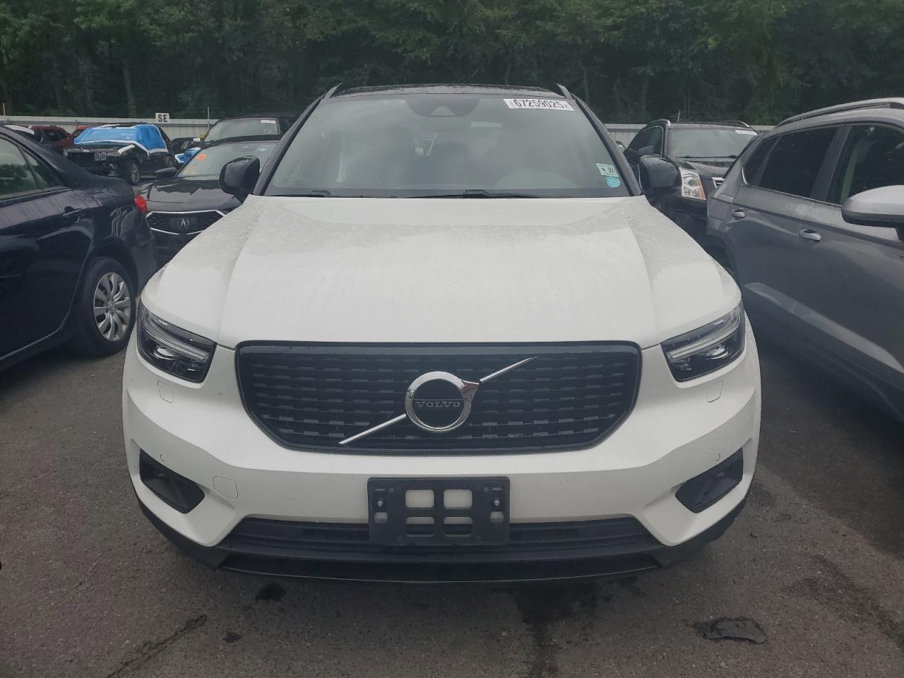Автомобіль VOLVO XC40 T5 R-DESIGN 2022 | GrandCar Автомобіль VOLVO XC40 T5 R-DESIGN 2022 | GrandCar