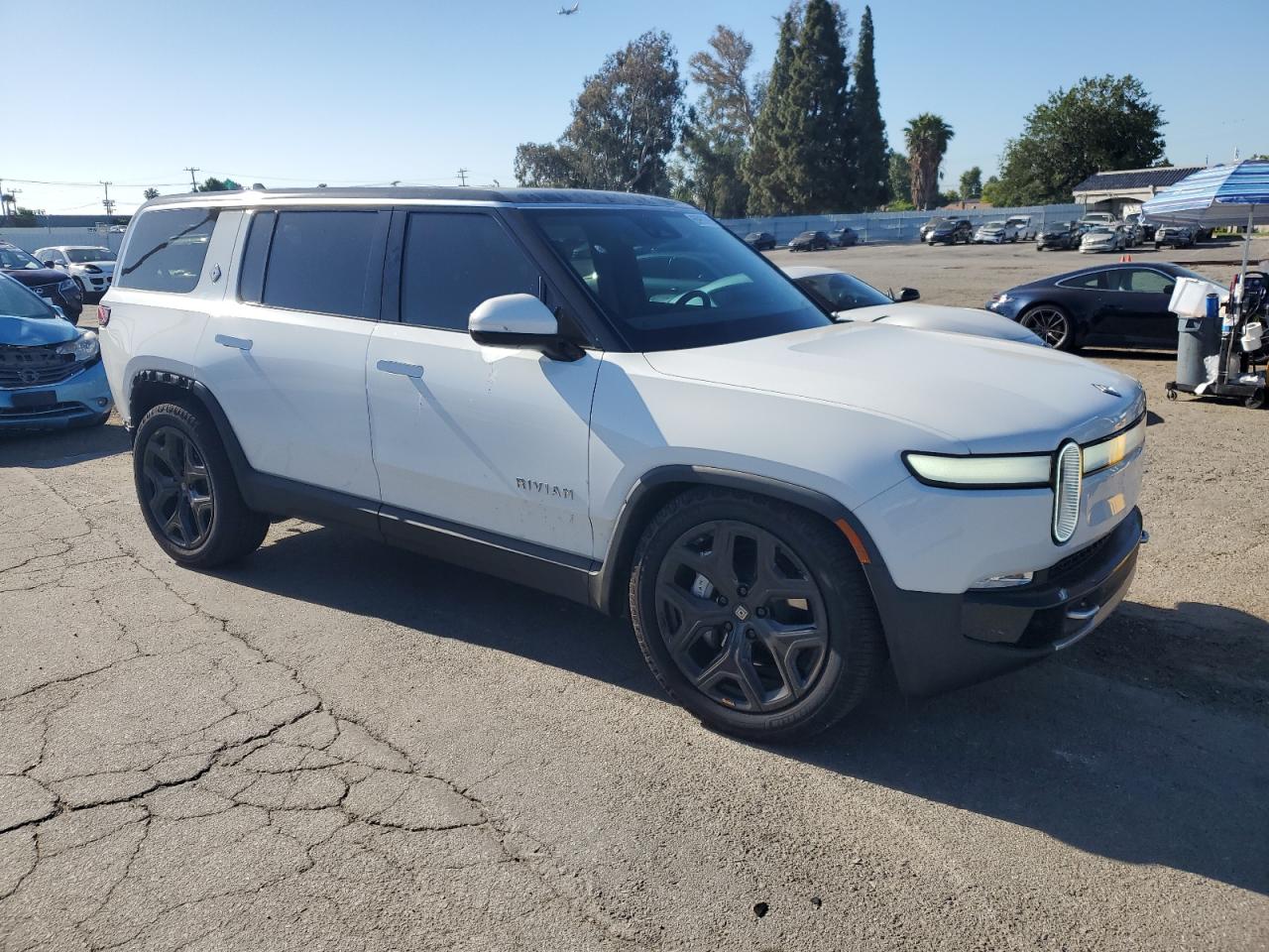 Автомобиль RIVIAN R1S ADVENTURE 2024 | GrandCar Автомобиль RIVIAN R1S ADVENTURE 2024 | GrandCar