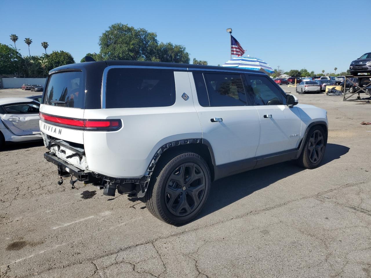 Автомобиль RIVIAN R1S ADVENTURE 2024 | GrandCar Автомобиль RIVIAN R1S ADVENTURE 2024 | GrandCar