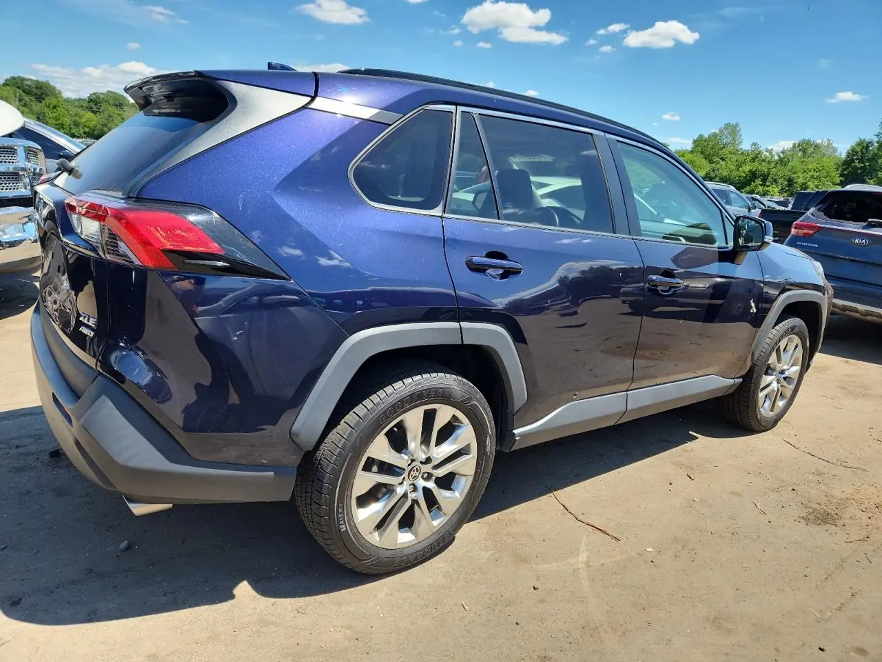 Купить автомобиль TOYOTA RAV4 XLE PREMIUM 2021 из США. Цена