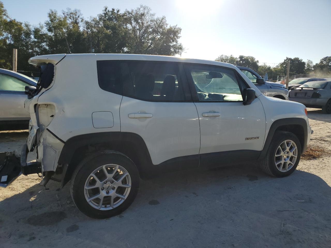 Автомобиль JEEP RENEGADE LATITUDE 2023 | GrandCar Автомобиль JEEP RENEGADE LATITUDE 2023 | GrandCar