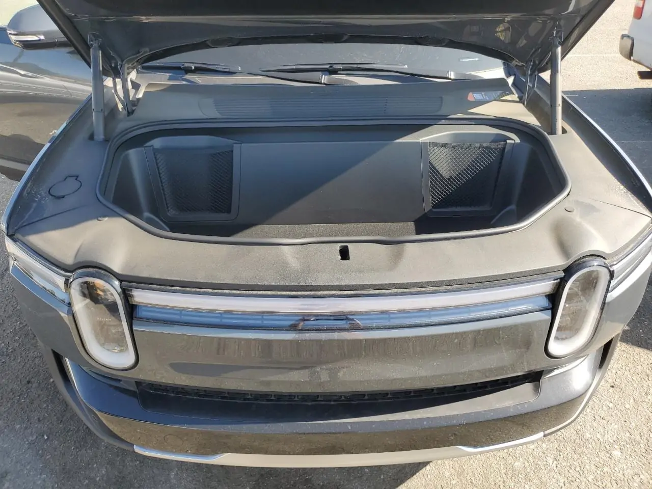 Автомобиль RIVIAN R1S ADVENTURE 2025 | GrandCar Автомобиль RIVIAN R1S ADVENTURE 2025 | GrandCar