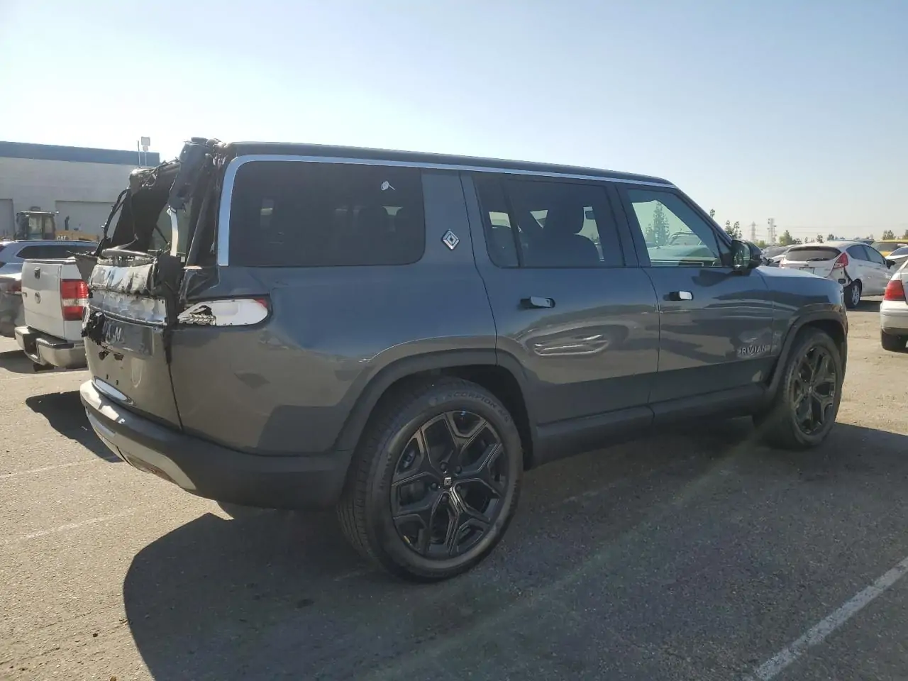Автомобиль RIVIAN R1S ADVENTURE 2025 | GrandCar Автомобиль RIVIAN R1S ADVENTURE 2025 | GrandCar