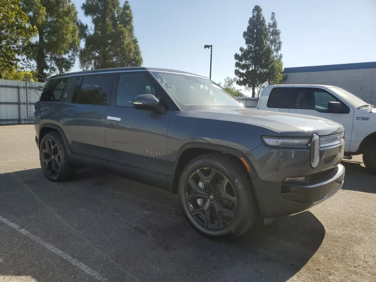 Автомобиль RIVIAN R1S ADVENTURE 2025 | GrandCar Автомобиль RIVIAN R1S ADVENTURE 2025 | GrandCar