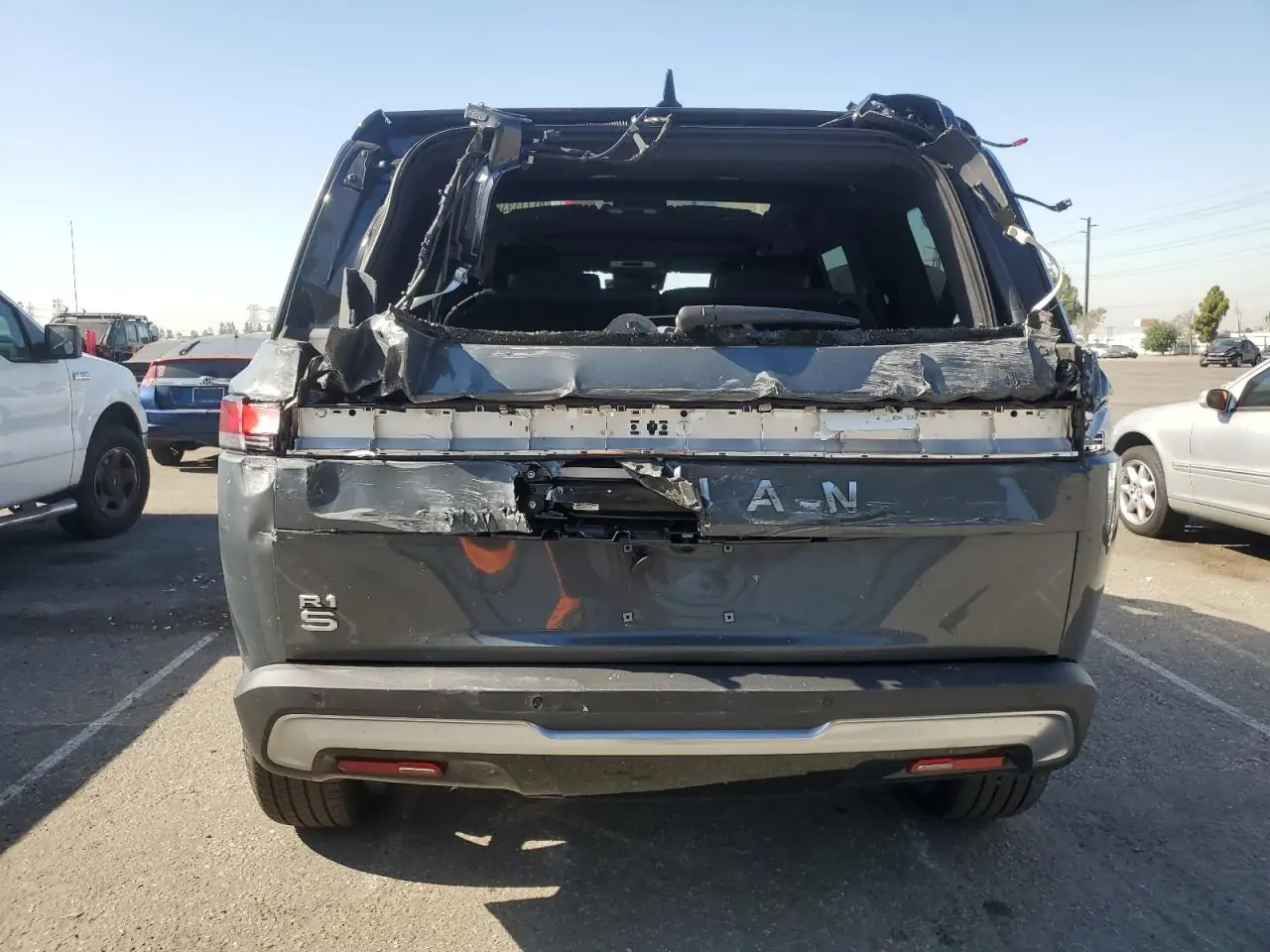 Автомобиль RIVIAN R1S ADVENTURE 2025 | GrandCar Автомобиль RIVIAN R1S ADVENTURE 2025 | GrandCar