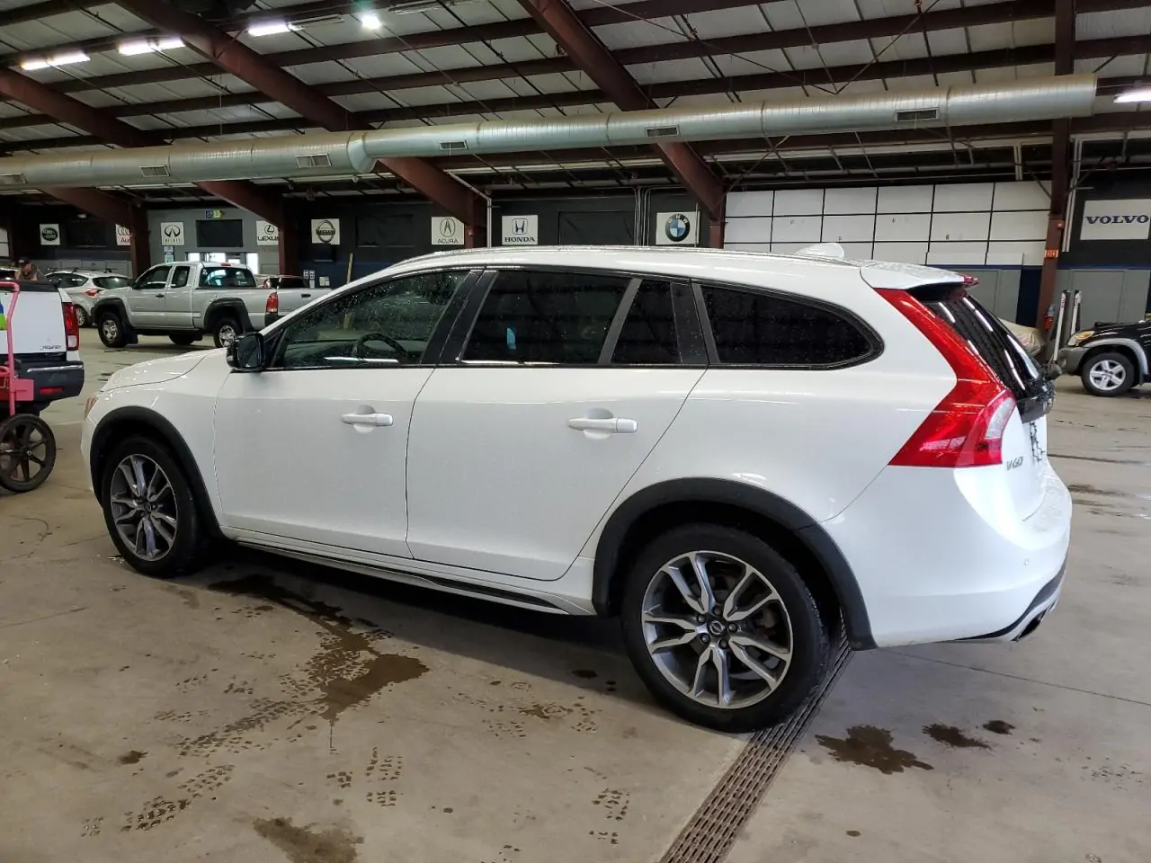 Автомобиль VOLVO V60 CROSS COUNTRY PREMIER 2016 | GrandCar Автомобиль VOLVO V60 CROSS COUNTRY PREMIER 2016 | GrandCar