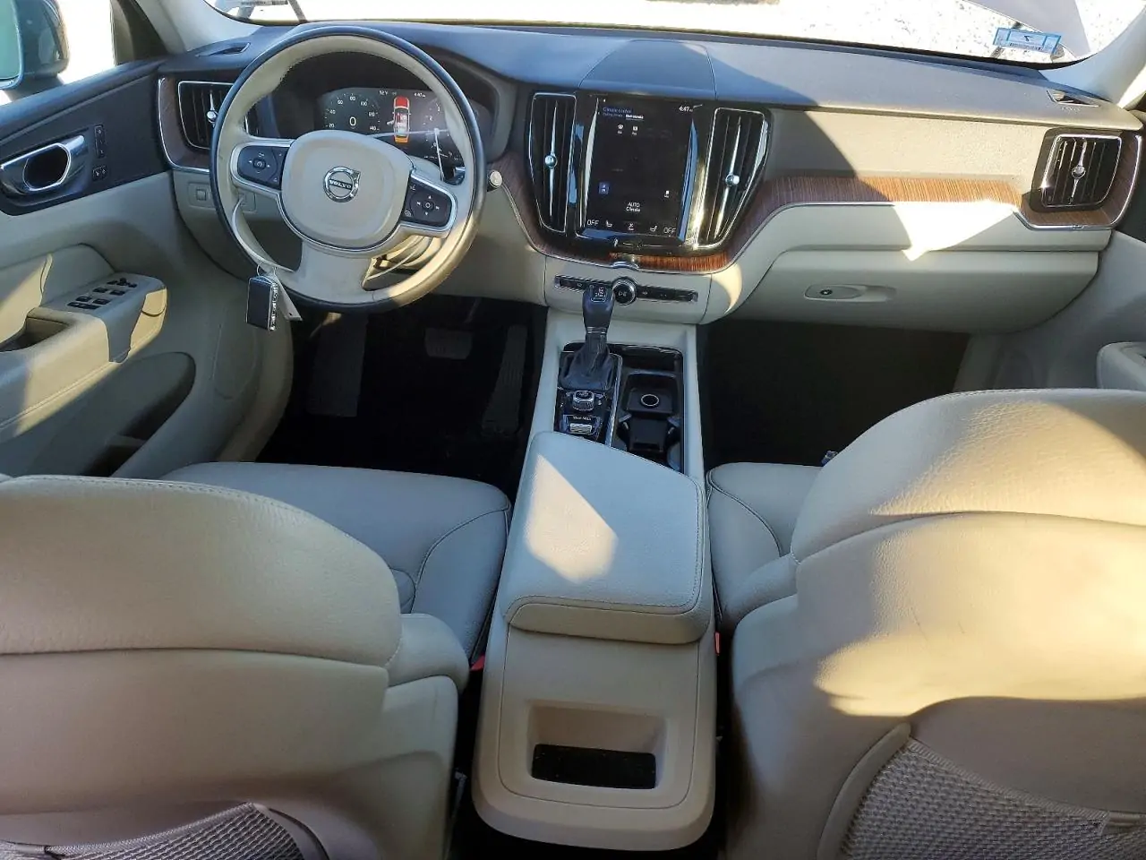 Автомобіль VOLVO XC60 T5 MOMENTUM 2021 | GrandCar Автомобіль VOLVO XC60 T5 MOMENTUM 2021 | GrandCar